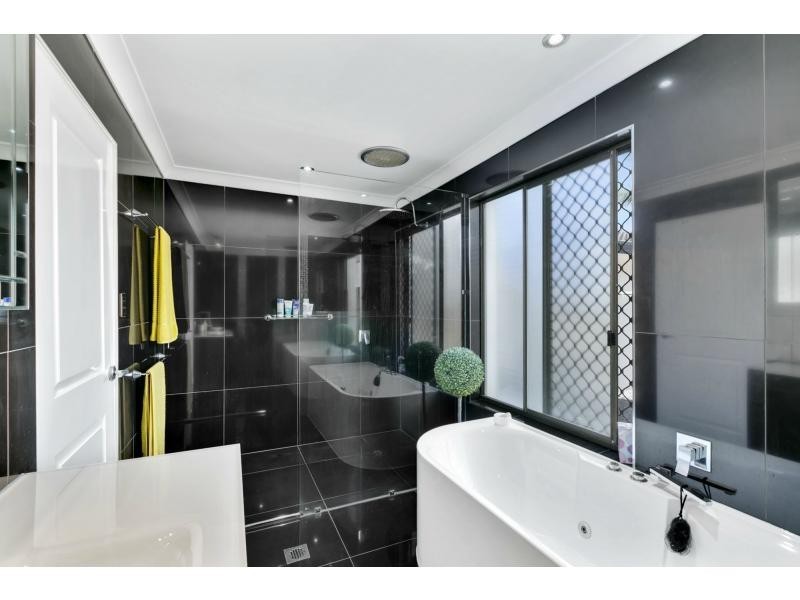 8 Fremar Street, Broadbeach Waters QLD 4218