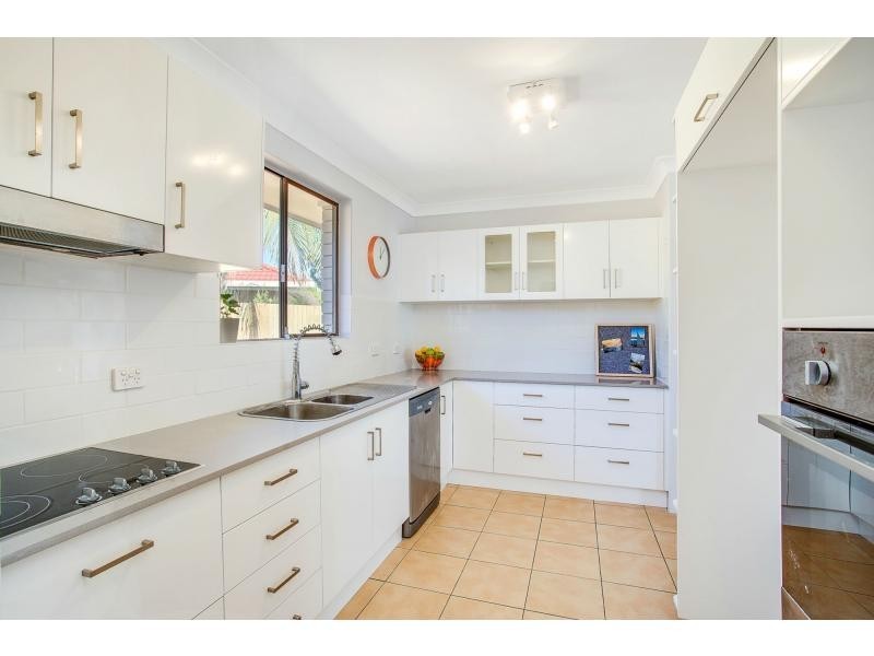 2/1 Macaw Avenue, Miami QLD 4220