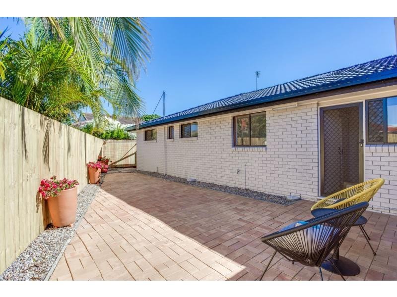 2/1 Macaw Avenue, Miami QLD 4220