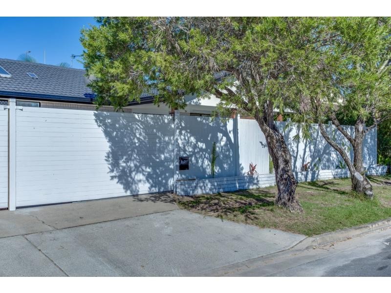 2/1 Macaw Avenue, Miami QLD 4220