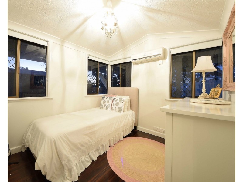 50 Paradise Avenue, Miami QLD 4220