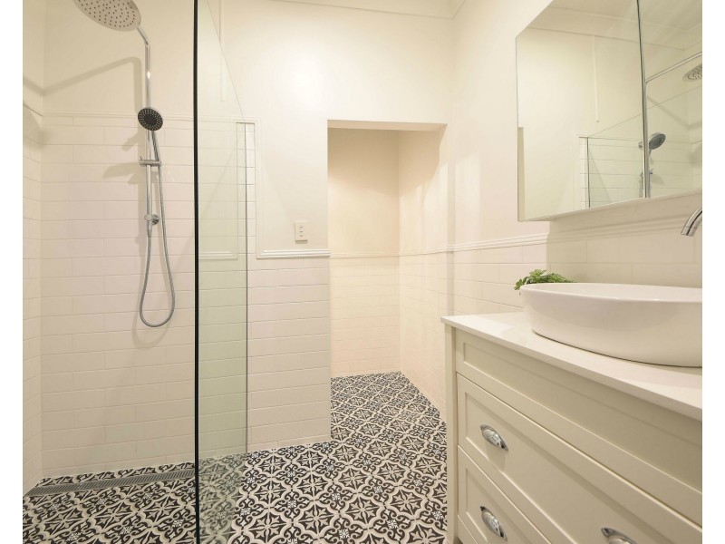 50 Paradise Avenue, Miami QLD 4220