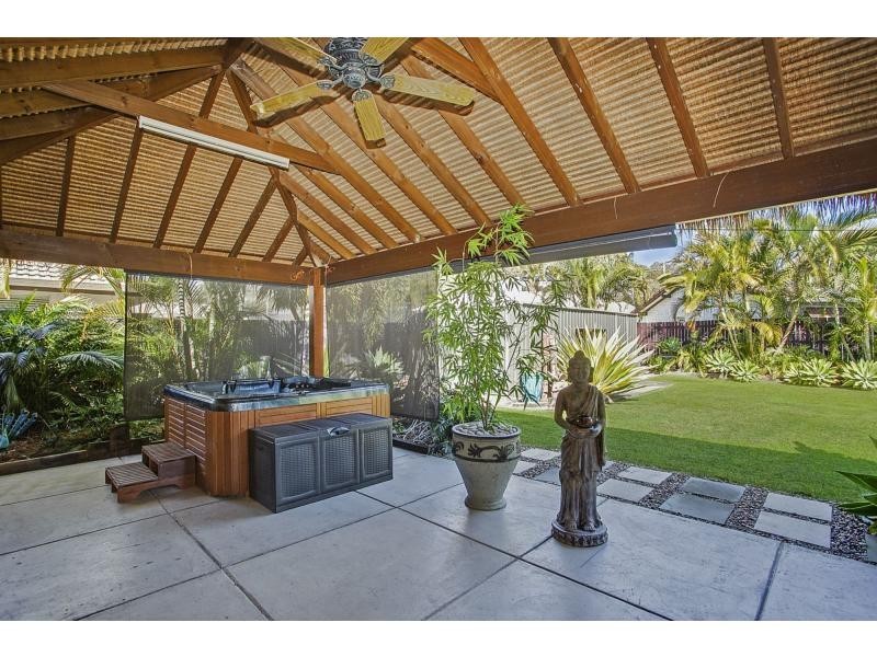 8 Kingfisher Crescent, Burleigh Waters QLD 4220