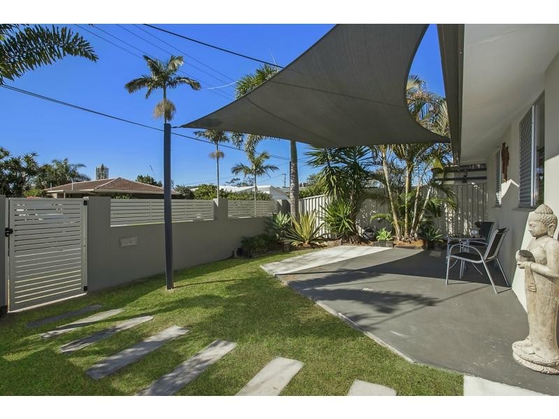 8 Kingfisher Crescent, Burleigh Waters QLD 4220