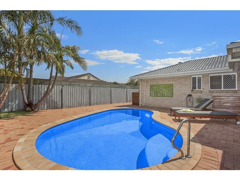 12 Nuthatch Street, Burleigh Waters QLD 4220