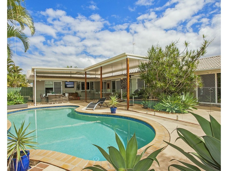 100 Auk Avenue, Burleigh Waters QLD 4220