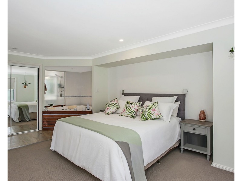 100 Auk Avenue, Burleigh Waters QLD 4220