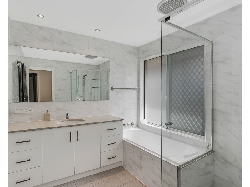 100 Auk Avenue, Burleigh Waters QLD 4220