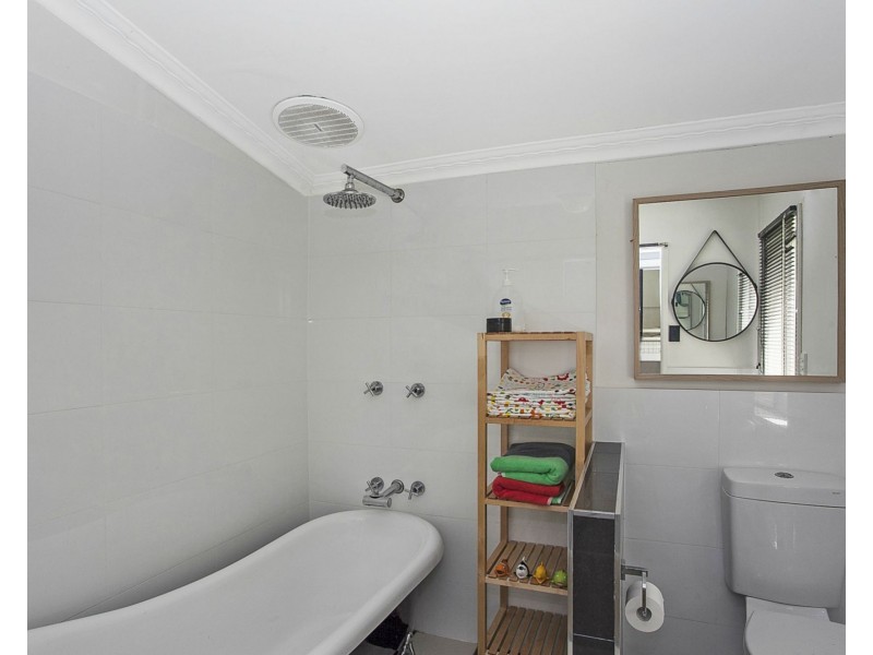 218 Ocean Parade, Burleigh Heads QLD 4220
