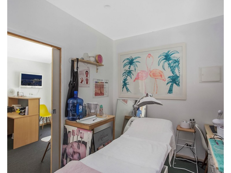 218 Ocean Parade, Burleigh Heads QLD 4220