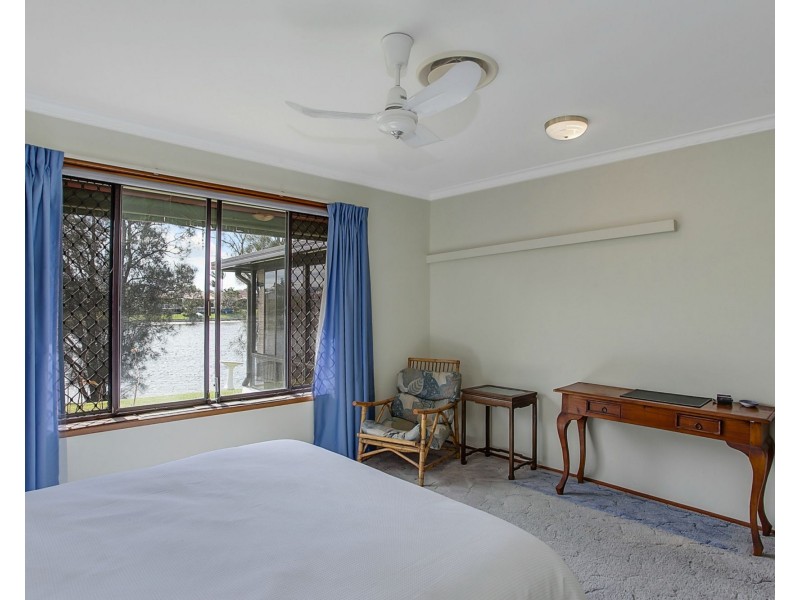 194 Acanthus Avenue, Burleigh Waters QLD 4220