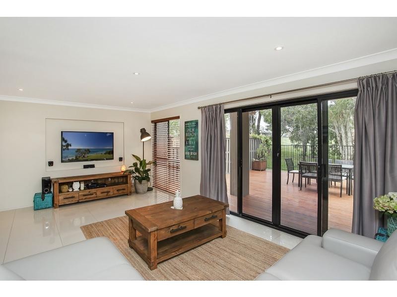 2/10 Cantala Avenue, Miami QLD 4220