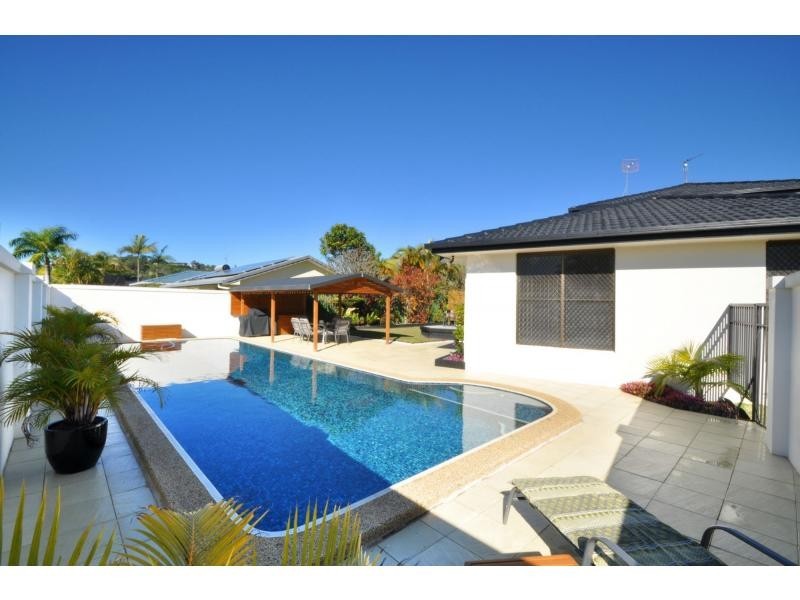 157 Acanthus Avenue, Burleigh Waters QLD 4220