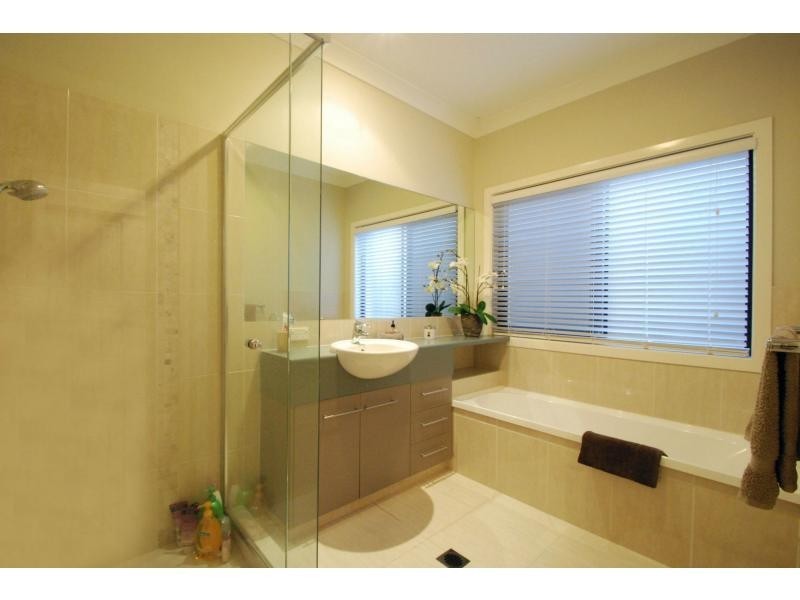 5 St Paul Crescent, Varsity Lakes QLD 4227