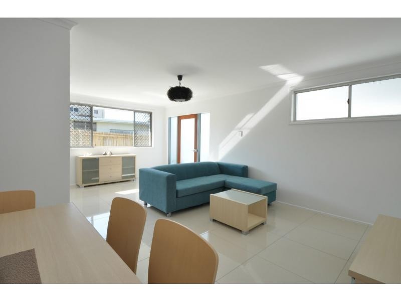 2/42 Albion Avenue, Miami QLD 4220