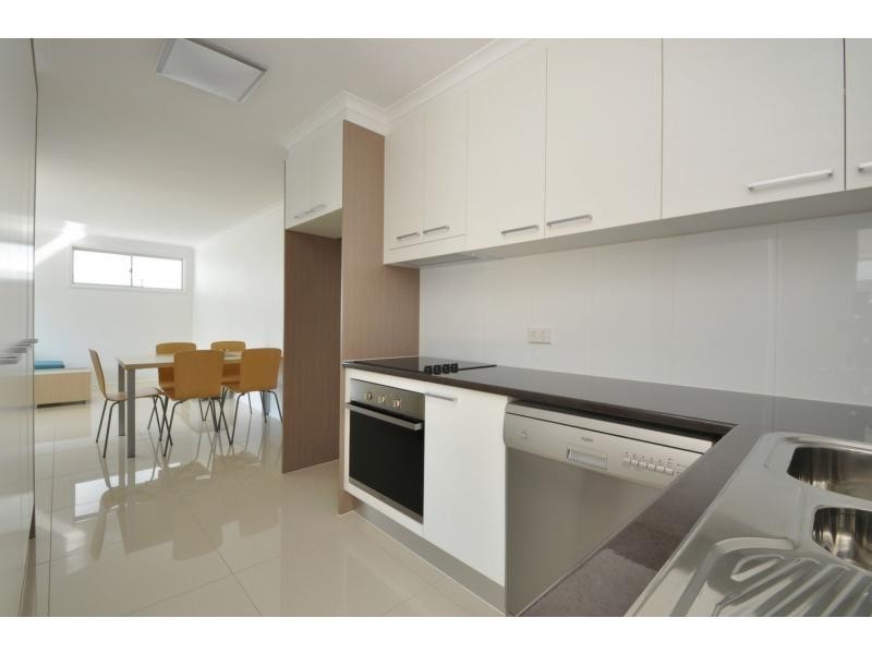 2/42 Albion Avenue, Miami QLD 4220