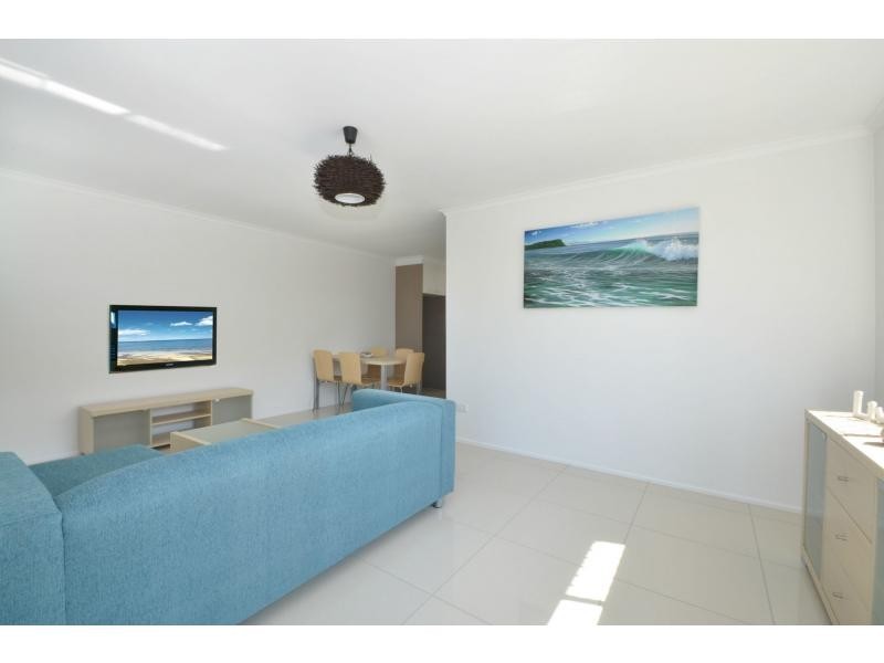 2/42 Albion Avenue, Miami QLD 4220