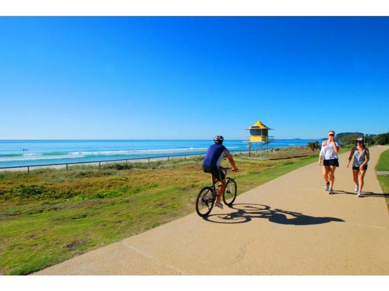 2/42 Albion Avenue, Miami QLD 4220