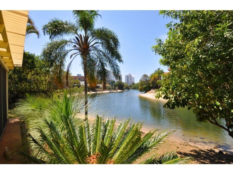 35 Surfers Avenue, Mermaid Waters QLD 4218