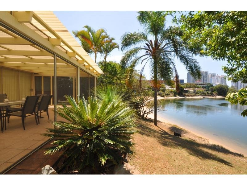 35 Surfers Avenue, Mermaid Waters QLD 4218