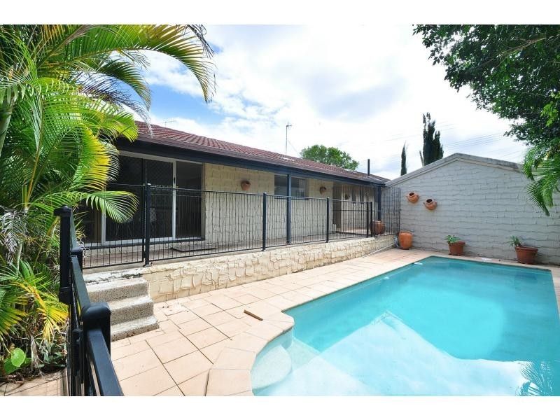 65 Alec Avenue, Mermaid Waters QLD 4218