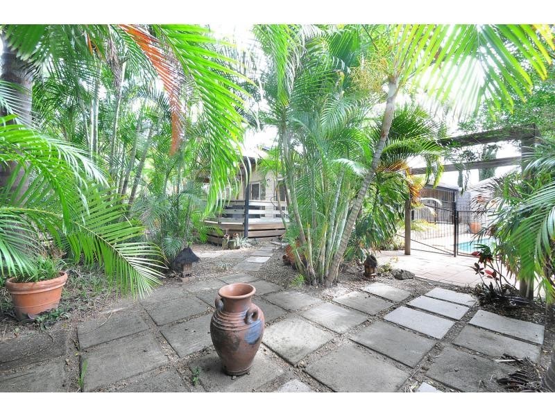 65 Alec Avenue, Mermaid Waters QLD 4218