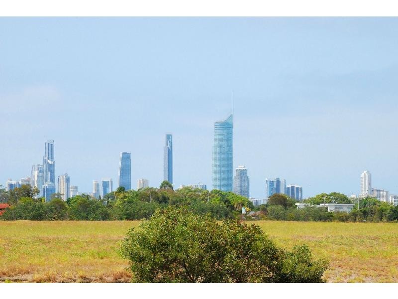 23 Cessnock Close, Mermaid Waters QLD 4218