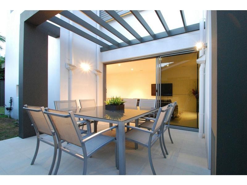 2/36 Albion Avenue, Miami QLD 4220