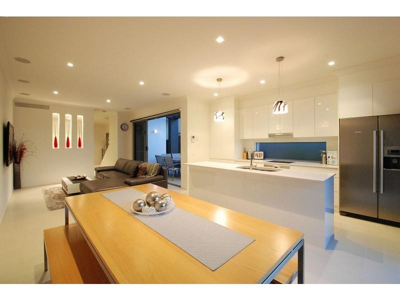 2/36 Albion Avenue, Miami QLD 4220