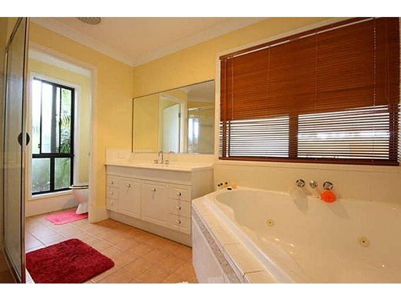 2 Sharscay Close, Burleigh Heads QLD 4220