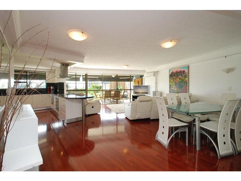 2/45 Hayle Street, Burleigh Heads QLD 4220