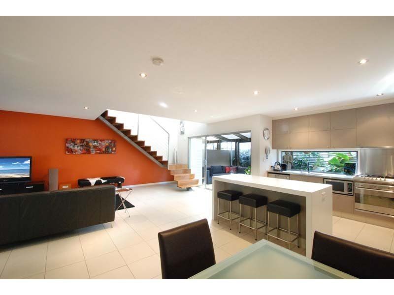 2/27 Chairlift Avenue, Mermaid Beach QLD 4218