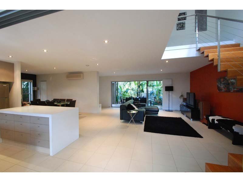 2/27 Chairlift Avenue, Mermaid Beach QLD 4218