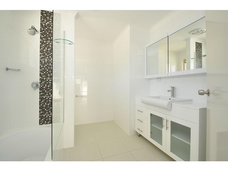 290 Christine Avenue, Varsity Lakes QLD 4227