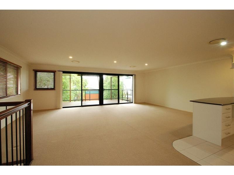 2/2 Ridgeline Way, Highland Park QLD 4211