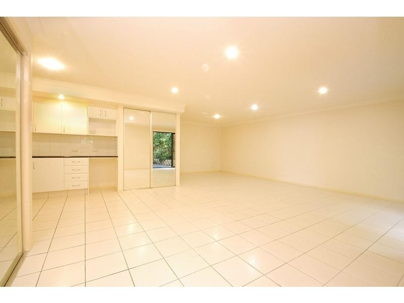 2/2 Ridgeline Way, Highland Park QLD 4211