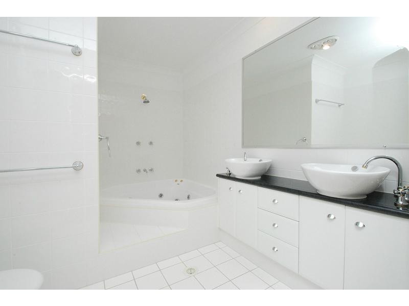 2/2 Ridgeline Way, Highland Park QLD 4211