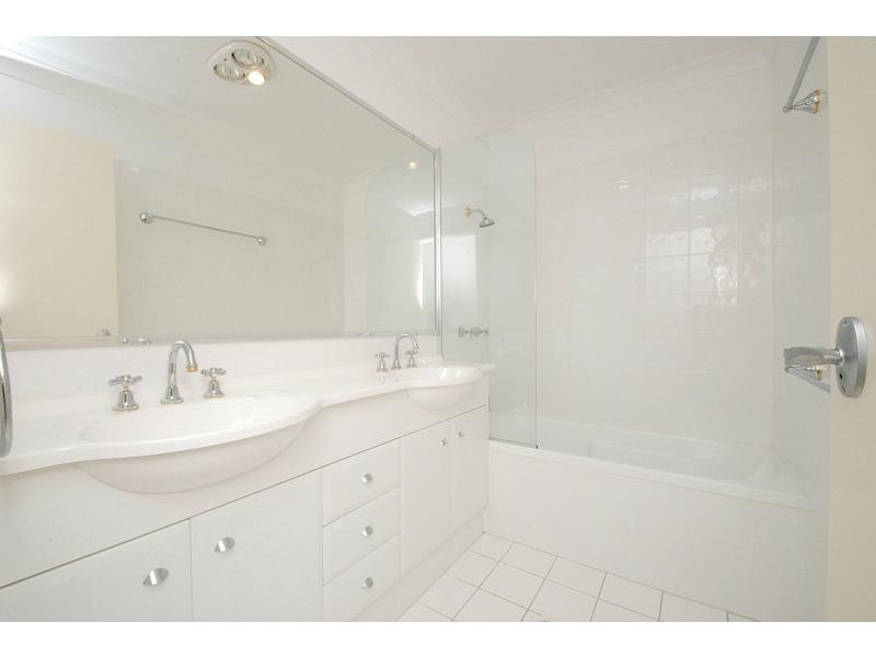 2/2 Ridgeline Way, Highland Park QLD 4211