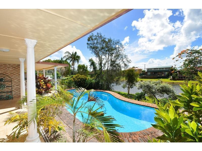 11 Kingfisher Crescent, Burleigh Waters QLD 4220