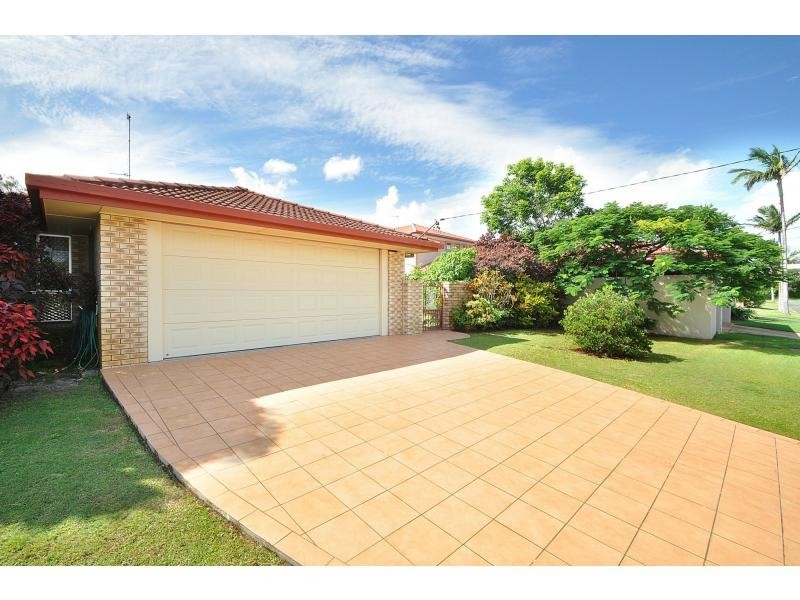 11 Kingfisher Crescent, Burleigh Waters QLD 4220