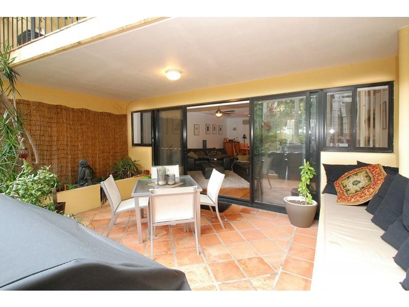 B2/1 Great Hall Drive, Miami QLD 4220
