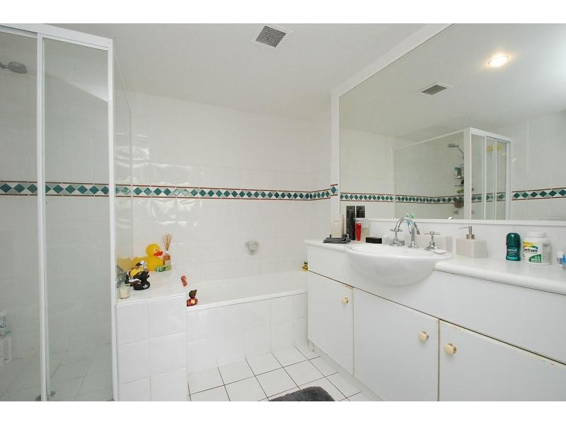 B2/1 Great Hall Drive, Miami QLD 4220