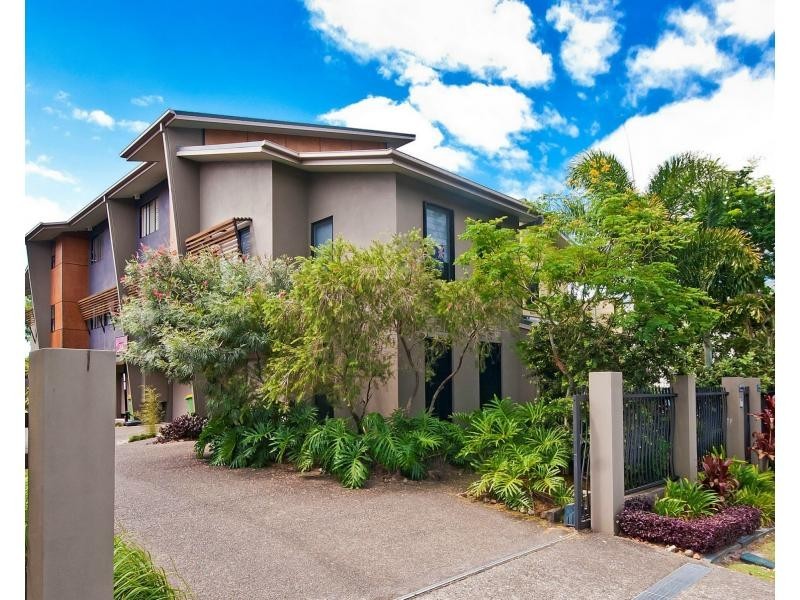 2/15-17 Twenty Second Avenue, Palm Beach QLD 4221