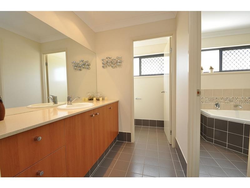 4 Majorca Crescent, Varsity Lakes QLD 4227