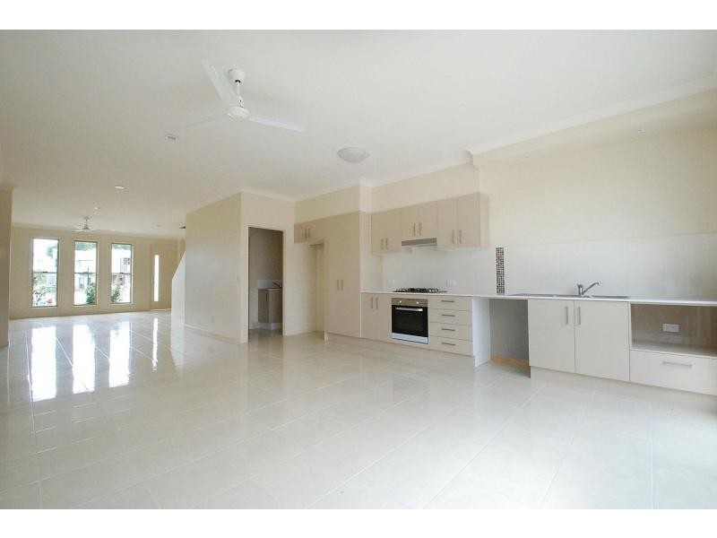 39 South Bay Drive, Varsity Lakes QLD 4227