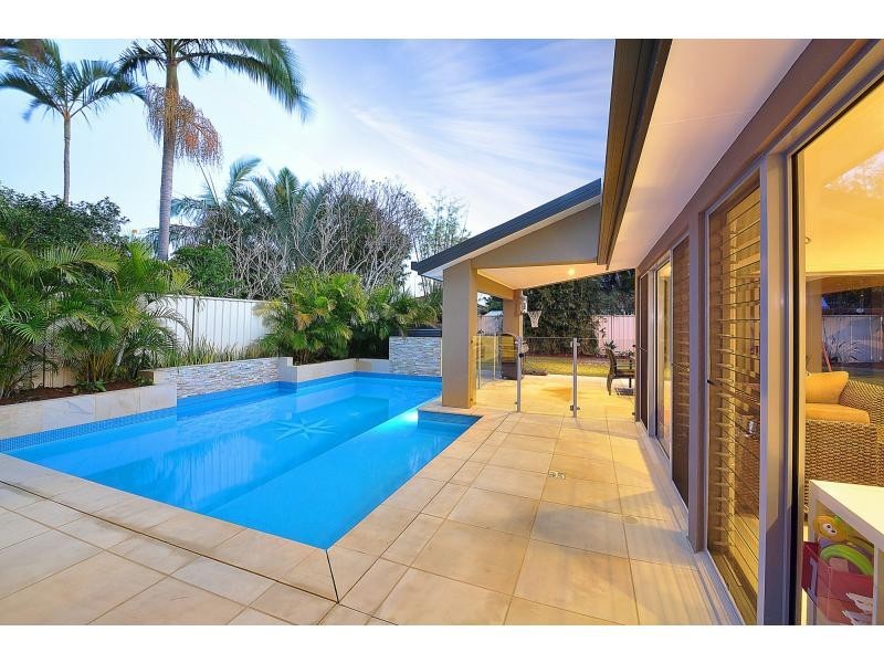 8 Mayra Court, Mermaid Waters QLD 4218
