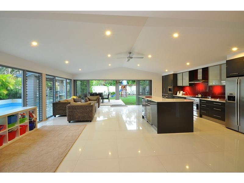 8 Mayra Court, Mermaid Waters QLD 4218