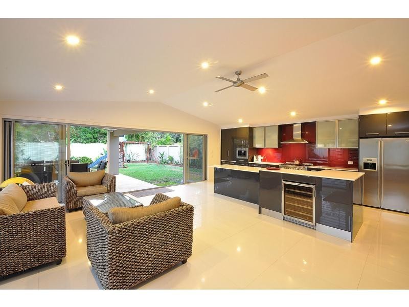 8 Mayra Court, Mermaid Waters QLD 4218