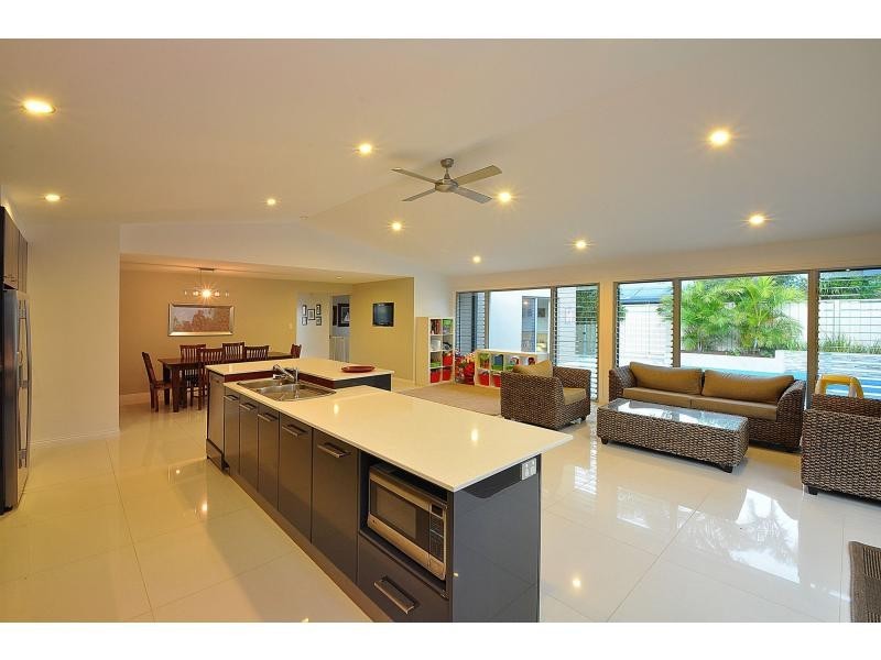 8 Mayra Court, Mermaid Waters QLD 4218