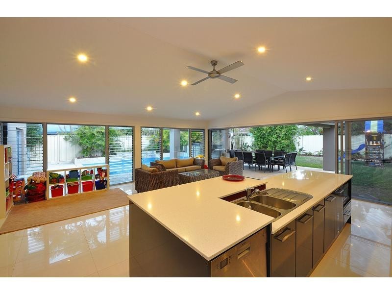 8 Mayra Court, Mermaid Waters QLD 4218